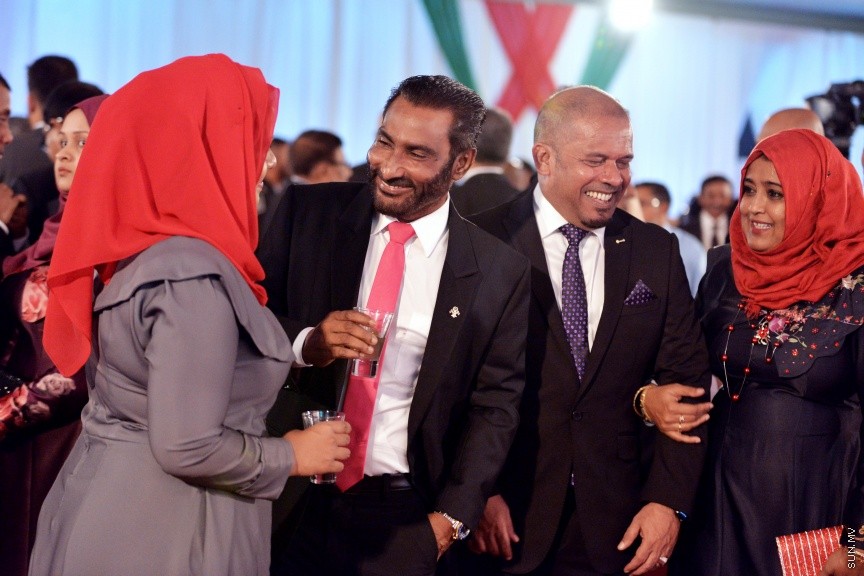 ޖުލައި 27، 2017: ދިވެހިރާއްޖޭގެ މިނިވަންކަމަށް 52 އަހަރު ފުރުމުގެ މުނާސަބަތުގައި ރައީސުލްޖުމްހޫރިއްޔާ ޢަބްދުﷲ ޔާމީން ޢަބްދުލްޤައްޔޫމާއި އެމަނިކުފާނުގެ އަނބިކަނބަލުން ފާތިމަތު އިބްރާހީމް ދަރުބާރުގޭގައި ބޭއްވި ރަސްމީ ބައްދަލުވުމުގެ ތެރެއިން -- ސަން ފޮޓޯ/ ފަޔާޒު މޫސާ