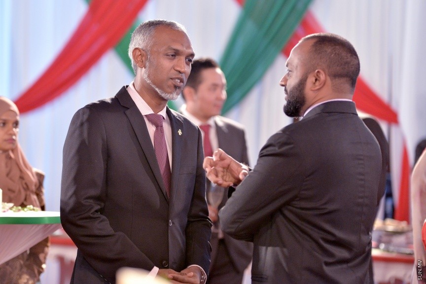 ޖުލައި 27، 2017: ދިވެހިރާއްޖޭގެ މިނިވަންކަމަށް 52 އަހަރު ފުރުމުގެ މުނާސަބަތުގައި ރައީސުލްޖުމްހޫރިއްޔާ ޢަބްދުﷲ ޔާމީން ޢަބްދުލްޤައްޔޫމާއި އެމަނިކުފާނުގެ އަނބިކަނބަލުން ފާތިމަތު އިބްރާހީމް ދަރުބާރުގޭގައި ބޭއްވި ރަސްމީ ބައްދަލުވުމުގެ ތެރެއިން -- ސަން ފޮޓޯ/ ފަޔާޒު މޫސާ