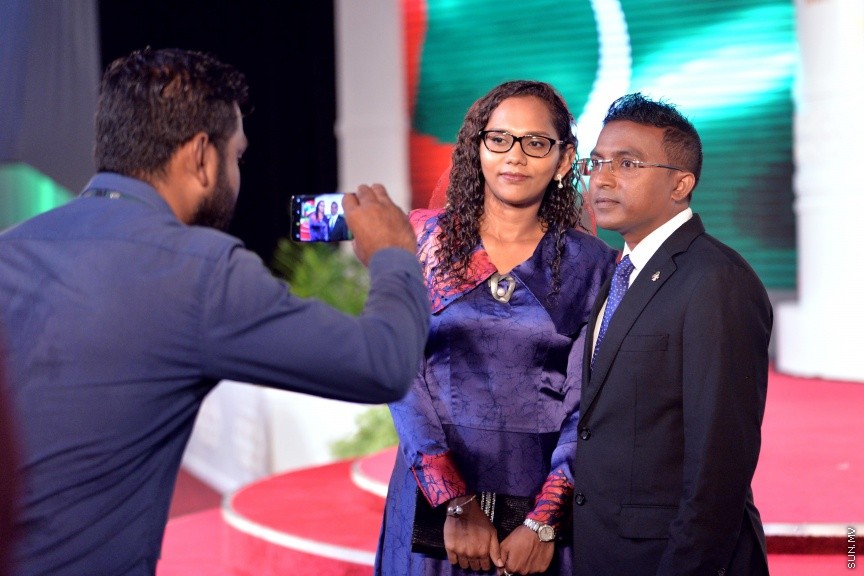 ޖުލައި 27، 2017: ދިވެހިރާއްޖޭގެ މިނިވަންކަމަށް 52 އަހަރު ފުރުމުގެ މުނާސަބަތުގައި ރައީސުލްޖުމްހޫރިއްޔާ ޢަބްދުﷲ ޔާމީން ޢަބްދުލްޤައްޔޫމާއި އެމަނިކުފާނުގެ އަނބިކަނބަލުން ފާތިމަތު އިބްރާހީމް ދަރުބާރުގޭގައި ބޭއްވި ރަސްމީ ބައްދަލުވުމުގެ ތެރެއިން -- ސަން ފޮޓޯ/ ފަޔާޒު މޫސާ