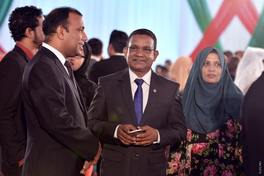 ޖުލައި 27، 2017: ދިވެހިރާއްޖޭގެ މިނިވަންކަމަށް 52 އަހަރު ފުރުމުގެ މުނާސަބަތުގައި ރައީސުލްޖުމްހޫރިއްޔާ ޢަބްދުﷲ ޔާމީން ޢަބްދުލްޤައްޔޫމާއި އެމަނިކުފާނުގެ އަނބިކަނބަލުން ފާތިމަތު އިބްރާހީމް ދަރުބާރުގޭގައި ބޭއްވި ރަސްމީ ބައްދަލުވުމުގެ ތެރެއިން -- ސަން ފޮޓޯ/ ފަޔާޒު މޫސާ