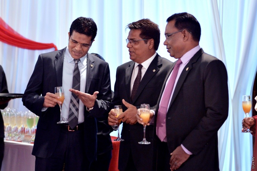 ޖުލައި 27، 2017: ދިވެހިރާއްޖޭގެ މިނިވަންކަމަށް 52 އަހަރު ފުރުމުގެ މުނާސަބަތުގައި ރައީސުލްޖުމްހޫރިއްޔާ ޢަބްދުﷲ ޔާމީން ޢަބްދުލްޤައްޔޫމާއި އެމަނިކުފާނުގެ އަނބިކަނބަލުން ފާތިމަތު އިބްރާހީމް ދަރުބާރުގޭގައި ބޭއްވި ރަސްމީ ބައްދަލުވުމުގެ ތެރެއިން -- ސަން ފޮޓޯ/ ފަޔާޒު މޫސާ