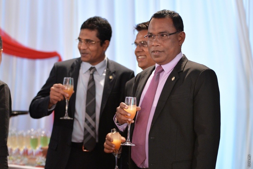 ޖުލައި 27، 2017: ދިވެހިރާއްޖޭގެ މިނިވަންކަމަށް 52 އަހަރު ފުރުމުގެ މުނާސަބަތުގައި ރައީސުލްޖުމްހޫރިއްޔާ ޢަބްދުﷲ ޔާމީން ޢަބްދުލްޤައްޔޫމާއި އެމަނިކުފާނުގެ އަނބިކަނބަލުން ފާތިމަތު އިބްރާހީމް ދަރުބާރުގޭގައި ބޭއްވި ރަސްމީ ބައްދަލުވުމުގެ ތެރެއިން -- ސަން ފޮޓޯ/ ފަޔާޒު މޫސާ