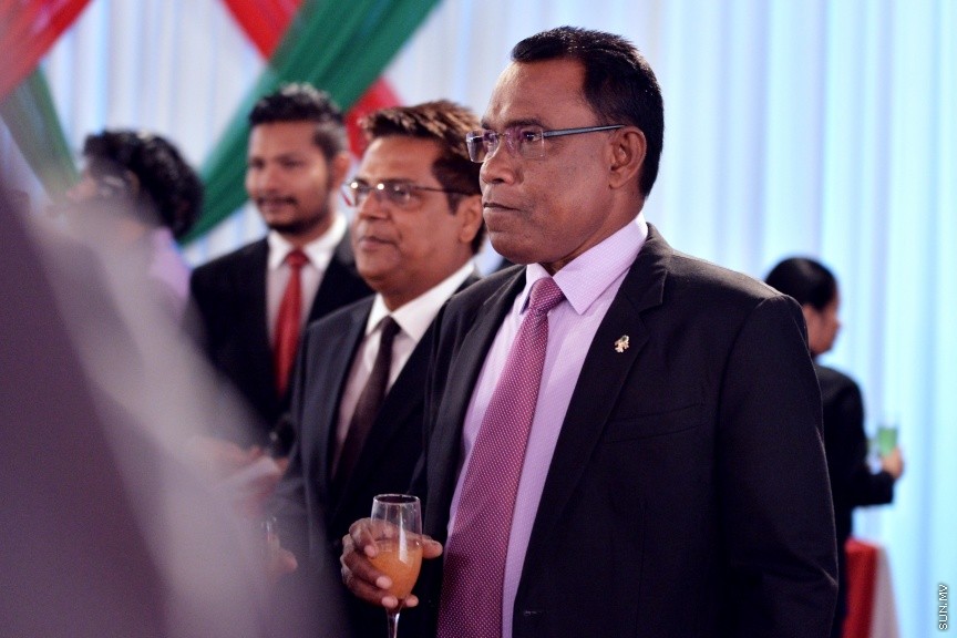 ޖުލައި 27، 2017: ދިވެހިރާއްޖޭގެ މިނިވަންކަމަށް 52 އަހަރު ފުރުމުގެ މުނާސަބަތުގައި ރައީސުލްޖުމްހޫރިއްޔާ ޢަބްދުﷲ ޔާމީން ޢަބްދުލްޤައްޔޫމާއި އެމަނިކުފާނުގެ އަނބިކަނބަލުން ފާތިމަތު އިބްރާހީމް ދަރުބާރުގޭގައި ބޭއްވި ރަސްމީ ބައްދަލުވުމުގެ ތެރެއިން -- ސަން ފޮޓޯ/ ފަޔާޒު މޫސާ