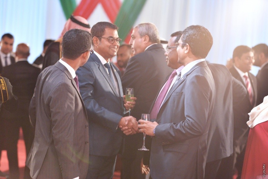 ޖުލައި 27، 2017: ދިވެހިރާއްޖޭގެ މިނިވަންކަމަށް 52 އަހަރު ފުރުމުގެ މުނާސަބަތުގައި ރައީސުލްޖުމްހޫރިއްޔާ ޢަބްދުﷲ ޔާމީން ޢަބްދުލްޤައްޔޫމާއި އެމަނިކުފާނުގެ އަނބިކަނބަލުން ފާތިމަތު އިބްރާހީމް ދަރުބާރުގޭގައި ބޭއްވި ރަސްމީ ބައްދަލުވުމުގެ ތެރެއިން -- ސަން ފޮޓޯ/ ފަޔާޒު މޫސާ