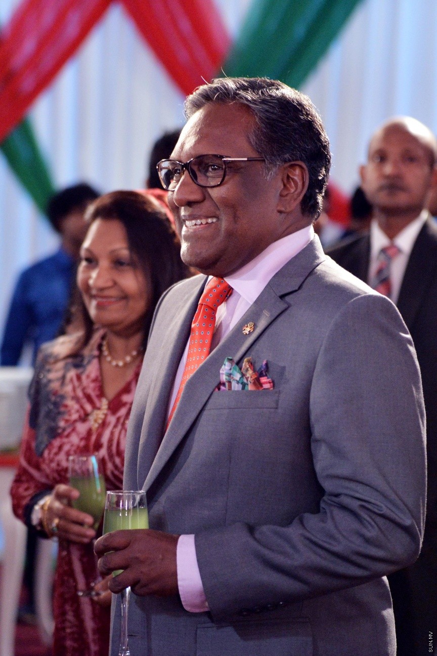 ޖުލައި 27، 2017: ދިވެހިރާއްޖޭގެ މިނިވަންކަމަށް 52 އަހަރު ފުރުމުގެ މުނާސަބަތުގައި ރައީސުލްޖުމްހޫރިއްޔާ ޢަބްދުﷲ ޔާމީން ޢަބްދުލްޤައްޔޫމާއި އެމަނިކުފާނުގެ އަނބިކަނބަލުން ފާތިމަތު އިބްރާހީމް ދަރުބާރުގޭގައި ބޭއްވި ރަސްމީ ބައްދަލުވުމުގެ ތެރެއިން -- ސަން ފޮޓޯ/ ފަޔާޒު މޫސާ