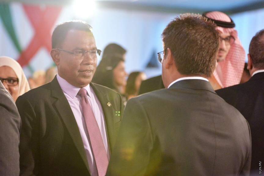 ޖުލައި 27، 2017: ދިވެހިރާއްޖޭގެ މިނިވަންކަމަށް 52 އަހަރު ފުރުމުގެ މުނާސަބަތުގައި ރައީސުލްޖުމްހޫރިއްޔާ ޢަބްދުﷲ ޔާމީން ޢަބްދުލްޤައްޔޫމާއި އެމަނިކުފާނުގެ އަނބިކަނބަލުން ފާތިމަތު އިބްރާހީމް ދަރުބާރުގޭގައި ބޭއްވި ރަސްމީ ބައްދަލުވުމުގެ ތެރެއިން -- ސަން ފޮޓޯ/ ފަޔާޒު މޫސާ