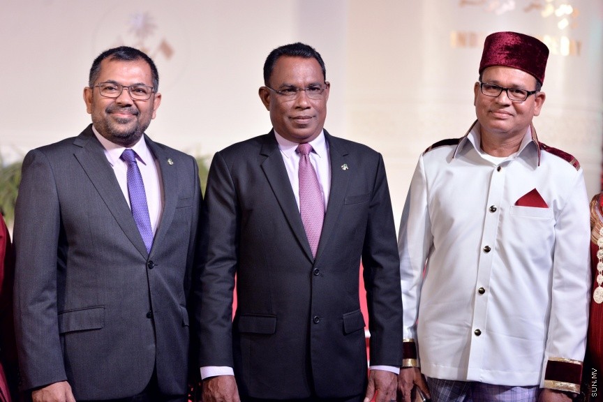 ޖުލައި 27، 2017: ދިވެހިރާއްޖޭގެ މިނިވަންކަމަށް 52 އަހަރު ފުރުމުގެ މުނާސަބަތުގައި ރައީސުލްޖުމްހޫރިއްޔާ ޢަބްދުﷲ ޔާމީން ޢަބްދުލްޤައްޔޫމާއި އެމަނިކުފާނުގެ އަނބިކަނބަލުން ފާތިމަތު އިބްރާހީމް ދަރުބާރުގޭގައި ބޭއްވި ރަސްމީ ބައްދަލުވުމުގެ ތެރެއިން -- ސަން ފޮޓޯ/ ފަޔާޒު މޫސާ