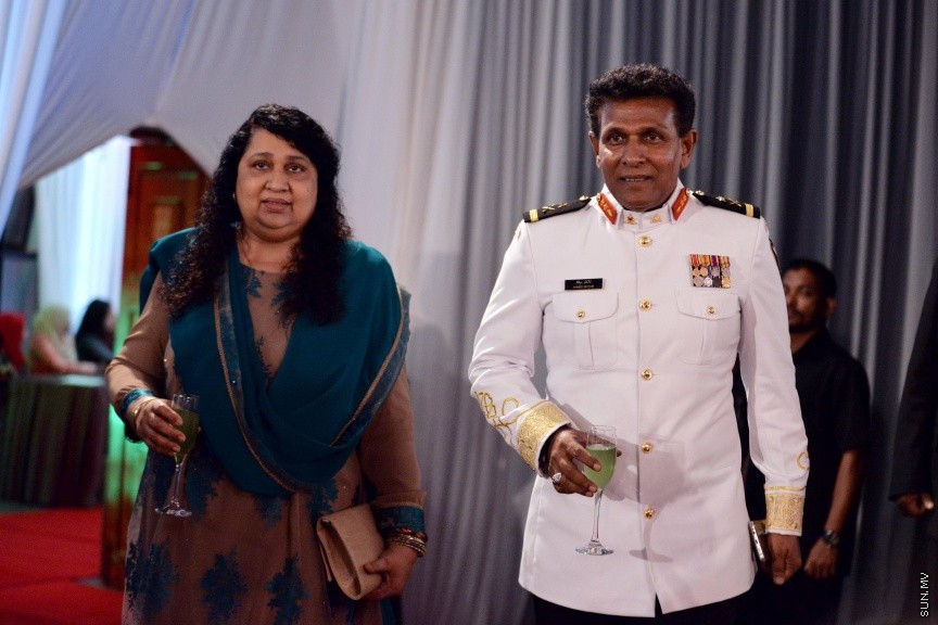 ޖުލައި 27، 2017: ދިވެހިރާއްޖޭގެ މިނިވަންކަމަށް 52 އަހަރު ފުރުމުގެ މުނާސަބަތުގައި ރައީސުލްޖުމްހޫރިއްޔާ ޢަބްދުﷲ ޔާމީން ޢަބްދުލްޤައްޔޫމާއި އެމަނިކުފާނުގެ އަނބިކަނބަލުން ފާތިމަތު އިބްރާހީމް ދަރުބާރުގޭގައި ބޭއްވި ރަސްމީ ބައްދަލުވުމުގެ ތެރެއިން -- ސަން ފޮޓޯ/ ފަޔާޒު މޫސާ