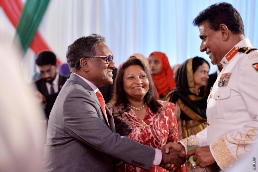 ޖުލައި 27، 2017: ދިވެހިރާއްޖޭގެ މިނިވަންކަމަށް 52 އަހަރު ފުރުމުގެ މުނާސަބަތުގައި ރައީސުލްޖުމްހޫރިއްޔާ ޢަބްދުﷲ ޔާމީން ޢަބްދުލްޤައްޔޫމާއި އެމަނިކުފާނުގެ އަނބިކަނބަލުން ފާތިމަތު އިބްރާހީމް ދަރުބާރުގޭގައި ބޭއްވި ރަސްމީ ބައްދަލުވުމުގެ ތެރެއިން -- ސަން ފޮޓޯ/ ފަޔާޒު މޫސާ