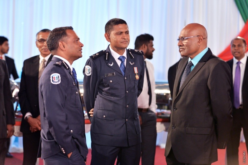 ޖުލައި 27، 2017: ދިވެހިރާއްޖޭގެ މިނިވަންކަމަށް 52 އަހަރު ފުރުމުގެ މުނާސަބަތުގައި ރައީސުލްޖުމްހޫރިއްޔާ ޢަބްދުﷲ ޔާމީން ޢަބްދުލްޤައްޔޫމާއި އެމަނިކުފާނުގެ އަނބިކަނބަލުން ފާތިމަތު އިބްރާހީމް ދަރުބާރުގޭގައި ބޭއްވި ރަސްމީ ބައްދަލުވުމުގެ ތެރެއިން -- ސަން ފޮޓޯ/ ފަޔާޒު މޫސާ