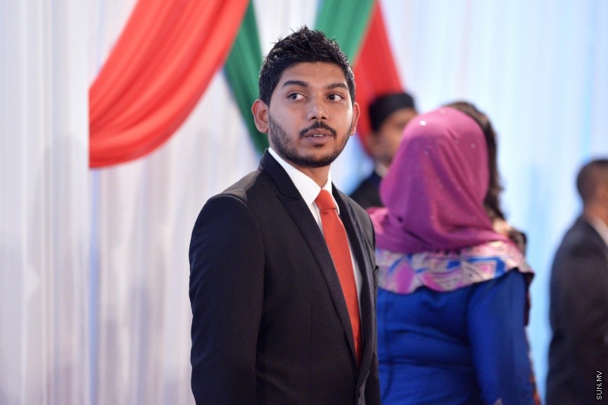 ޖުލައި 27، 2017: ދިވެހިރާއްޖޭގެ މިނިވަންކަމަށް 52 އަހަރު ފުރުމުގެ މުނާސަބަތުގައި ރައީސުލްޖުމްހޫރިއްޔާ ޢަބްދުﷲ ޔާމީން ޢަބްދުލްޤައްޔޫމާއި އެމަނިކުފާނުގެ އަނބިކަނބަލުން ފާތިމަތު އިބްރާހީމް ދަރުބާރުގޭގައި ބޭއްވި ރަސްމީ ބައްދަލުވުމުގެ ތެރެއިން -- ސަން ފޮޓޯ/ ފަޔާޒު މޫސާ