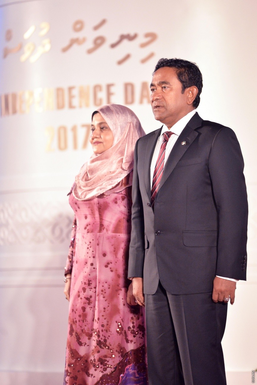ޖުލައި 27، 2017: ދިވެހިރާއްޖޭގެ މިނިވަންކަމަށް 52 އަހަރު ފުރުމުގެ މުނާސަބަތުގައި ރައީސުލްޖުމްހޫރިއްޔާ ޢަބްދުﷲ ޔާމީން ޢަބްދުލްޤައްޔޫމާއި އެމަނިކުފާނުގެ އަނބިކަނބަލުން ފާތިމަތު އިބްރާހީމް ދަރުބާރުގޭގައި ބޭއްވި ރަސްމީ ބައްދަލުވުމުގެ ތެރެއިން -- ސަން ފޮޓޯ/ ފަޔާޒު މޫސާ