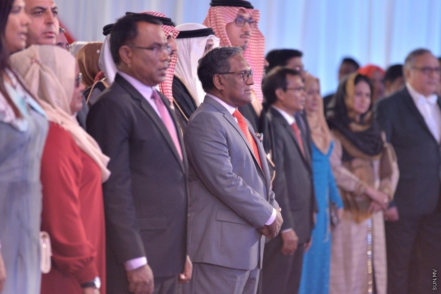 ޖުލައި 27، 2017: ދިވެހިރާއްޖޭގެ މިނިވަންކަމަށް 52 އަހަރު ފުރުމުގެ މުނާސަބަތުގައި ރައީސުލްޖުމްހޫރިއްޔާ ޢަބްދުﷲ ޔާމީން ޢަބްދުލްޤައްޔޫމާއި އެމަނިކުފާނުގެ އަނބިކަނބަލުން ފާތިމަތު އިބްރާހީމް ދަރުބާރުގޭގައި ބޭއްވި ރަސްމީ ބައްދަލުވުމުގެ ތެރެއިން -- ސަން ފޮޓޯ/ ފަޔާޒު މޫސާ