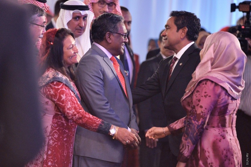 ޖުލައި 27، 2017: ދިވެހިރާއްޖޭގެ މިނިވަންކަމަށް 52 އަހަރު ފުރުމުގެ މުނާސަބަތުގައި ރައީސުލްޖުމްހޫރިއްޔާ ޢަބްދުﷲ ޔާމީން ޢަބްދުލްޤައްޔޫމާއި އެމަނިކުފާނުގެ އަނބިކަނބަލުން ފާތިމަތު އިބްރާހީމް ދަރުބާރުގޭގައި ބޭއްވި ރަސްމީ ބައްދަލުވުމުގެ ތެރެއިން -- ސަން ފޮޓޯ/ ފަޔާޒު މޫސާ