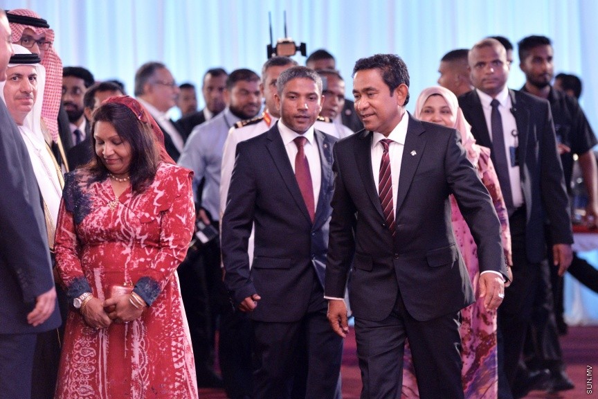 ޖުލައި 27، 2017: ދިވެހިރާއްޖޭގެ މިނިވަންކަމަށް 52 އަހަރު ފުރުމުގެ މުނާސަބަތުގައި ރައީސުލްޖުމްހޫރިއްޔާ ޢަބްދުﷲ ޔާމީން ޢަބްދުލްޤައްޔޫމާއި އެމަނިކުފާނުގެ އަނބިކަނބަލުން ފާތިމަތު އިބްރާހީމް ދަރުބާރުގޭގައި ބޭއްވި ރަސްމީ ބައްދަލުވުމުގެ ތެރެއިން -- ސަން ފޮޓޯ/ ފަޔާޒު މޫސާ