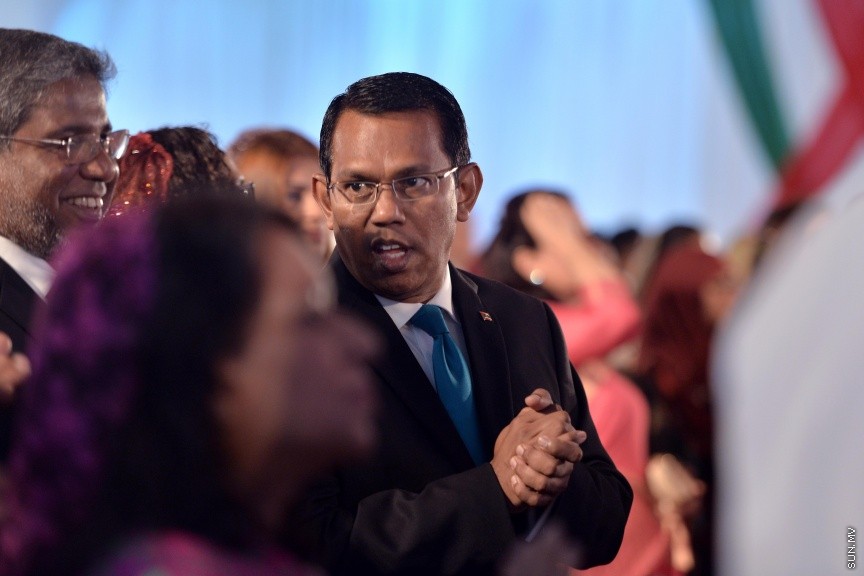 ޖުލައި 27، 2017: ދިވެހިރާއްޖޭގެ މިނިވަންކަމަށް 52 އަހަރު ފުރުމުގެ މުނާސަބަތުގައި ރައީސުލްޖުމްހޫރިއްޔާ ޢަބްދުﷲ ޔާމީން ޢަބްދުލްޤައްޔޫމާއި އެމަނިކުފާނުގެ އަނބިކަނބަލުން ފާތިމަތު އިބްރާހީމް ދަރުބާރުގޭގައި ބޭއްވި ރަސްމީ ބައްދަލުވުމުގެ ތެރެއިން -- ސަން ފޮޓޯ/ ފަޔާޒު މޫސާ