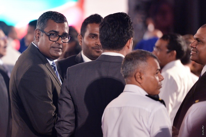 ޖުލައި 27، 2017: ދިވެހިރާއްޖޭގެ މިނިވަންކަމަށް 52 އަހަރު ފުރުމުގެ މުނާސަބަތުގައި ރައީސުލްޖުމްހޫރިއްޔާ ޢަބްދުﷲ ޔާމީން ޢަބްދުލްޤައްޔޫމާއި އެމަނިކުފާނުގެ އަނބިކަނބަލުން ފާތިމަތު އިބްރާހީމް ދަރުބާރުގޭގައި ބޭއްވި ރަސްމީ ބައްދަލުވުމުގެ ތެރެއިން -- ސަން ފޮޓޯ/ ފަޔާޒު މޫސާ