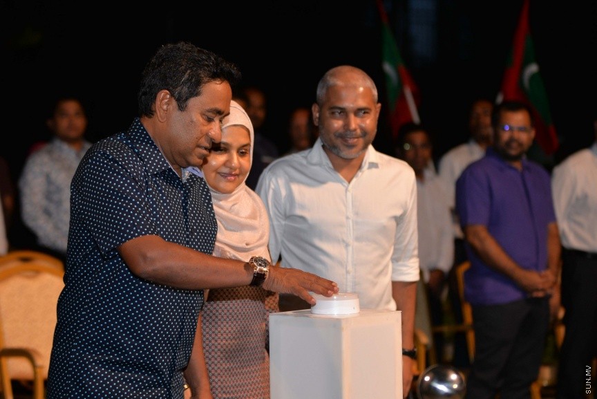 ޒުވާނުންގެ ސިޓީ، ހުޅުމާލޭގައި ޕާކަކާއި އިޖުތިމާއީ މަރުކަޒެއް ރައީސުލްޖުމްހޫރިއްޔާ އަބްދުﷲ ޔާމީން އަބްދުލް ގައްޔޫމްގެ ދެކަނބަލުން ހުޅުވައިދެއްވުން: ޗައިނާ ފުލެޓުތައް ހުންނަ ނެއިބާރހުޑް ސަރަހައްދުގައި ހުޅުވި ޕާކަށް ދީފައިވާ ނަމަކީ ފެހިރެސް ޕާކު----ސަން ފޮޓޯ/ މުހައްމަދު އަފްރާހް