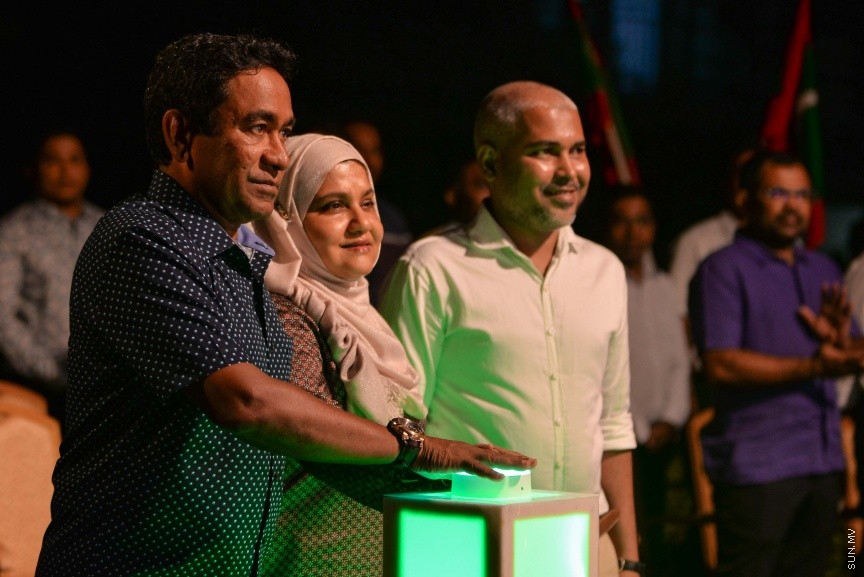 ޒުވާނުންގެ ސިޓީ، ހުޅުމާލޭގައި ޕާކަކާއި އިޖުތިމާއީ މަރުކަޒެއް ރައީސުލްޖުމްހޫރިއްޔާ އަބްދުﷲ ޔާމީން އަބްދުލް ގައްޔޫމްގެ ދެކަނބަލުން ހުޅުވައިދެއްވުން: ޗައިނާ ފުލެޓުތައް ހުންނަ ނެއިބާރހުޑް ސަރަހައްދުގައި ހުޅުވި ޕާކަށް ދީފައިވާ ނަމަކީ ފެހިރެސް ޕާކު----ސަން ފޮޓޯ/ މުހައްމަދު އަފްރާހް