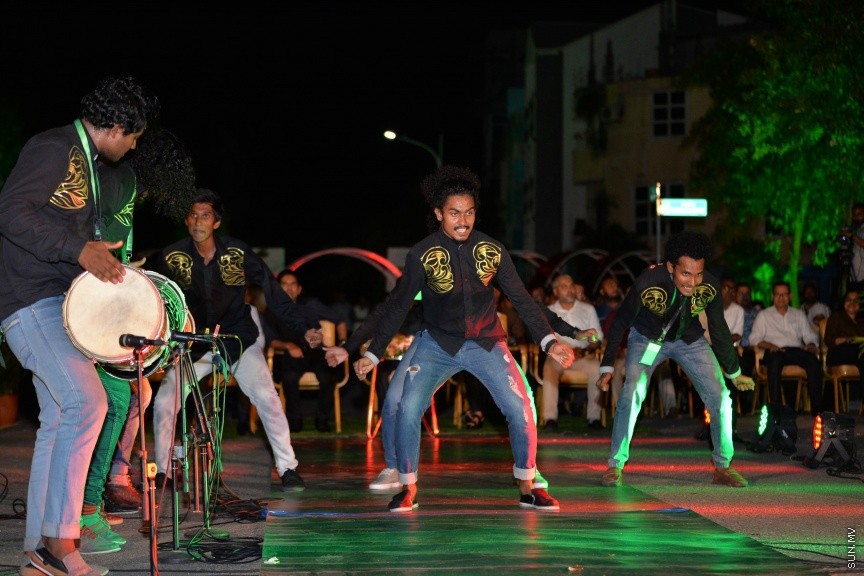  ހުޅުމާލޭޭގައި އިމާރާތް ކުރި ތިން ބުރީގެ އިޖުތިމާއީ މަރުކަޒު "ފަހިވެނި" ހުޅުވުމުގެ ގޮތުން ބޭއްވި ރަސްމިއްޔާތުގެ ތެރެއިން----ސަން ފޮޓޯ/ މުހައްމަދު އަފްރާހް 