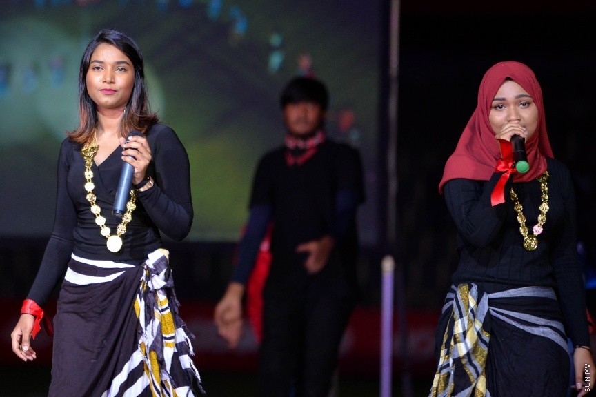 4 އޮގަސްޓް 2017: ދިވެހި ޕްރިމިއަރ ލީގު ފެށުމުގެ ގޮތުން ގައުމީ ފުޓްބޯޅަ ދަނޑުގައި ބޭއްވި ރަސްމިއްޔާތުގެ ތެރެއިން: ރަސްމިއްޔާތު ޝަރަފްވެރިކޮށްދިނީ ފްރާންސްގެ ފުޓްބޯޅަ ލެޖެންޑް މާސެލް ޑެސައިލީއެވެ----ސަން ފޮޓޯ/ މުހައްމަދު އަފްރާހް