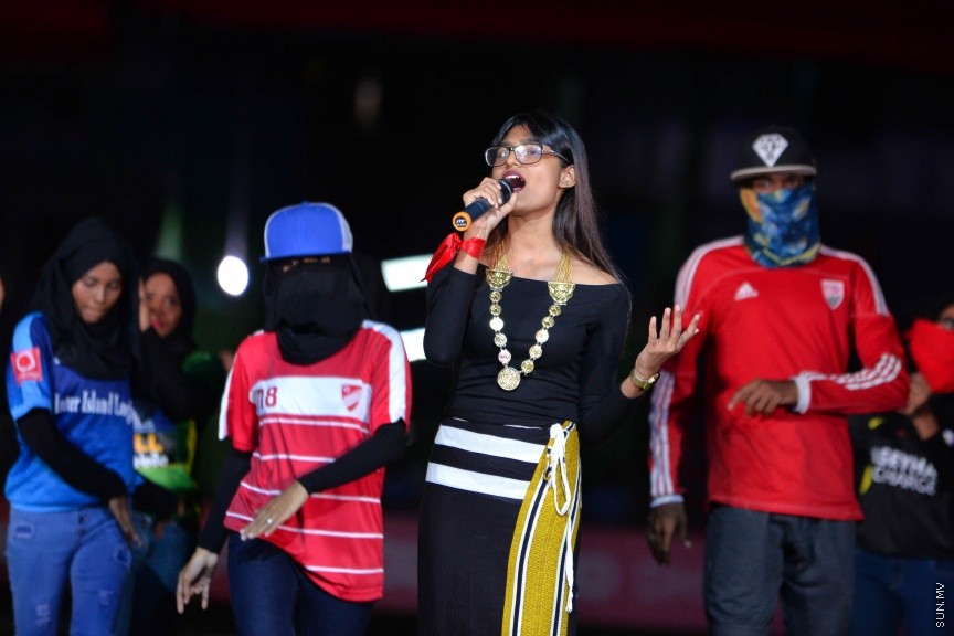 4 އޮގަސްޓް 2017: ދިވެހި ޕްރިމިއަރ ލީގު ފެށުމުގެ ގޮތުން ގައުމީ ފުޓްބޯޅަ ދަނޑުގައި ބޭއްވި ރަސްމިއްޔާތުގެ ތެރެއިން: ރަސްމިއްޔާތު ޝަރަފްވެރިކޮށްދިނީ ފްރާންސްގެ ފުޓްބޯޅަ ލެޖެންޑް މާސެލް ޑެސައިލީއެވެ----ސަން ފޮޓޯ/ މުހައްމަދު އަފްރާހް