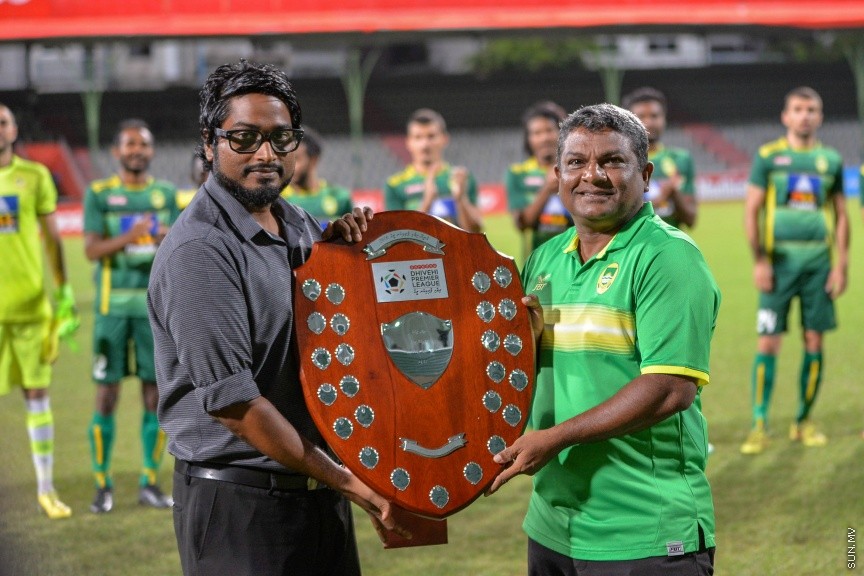 4 އޮގަސްޓް 2017: ދިވެހި ޕްރިމިއަރ ލީގު ފެށުމުގެ ގޮތުން ގައުމީ ފުޓްބޯޅަ ދަނޑުގައި ބޭއްވި ރަސްމިއްޔާތުގެ ތެރެއިން: ރަސްމިއްޔާތު ޝަރަފްވެރިކޮށްދިނީ ފްރާންސްގެ ފުޓްބޯޅަ ލެޖެންޑް މާސެލް ޑެސައިލީއެވެ----ސަން ފޮޓޯ/ މުހައްމަދު އަފްރާހް