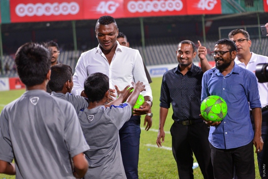 މެޗުގެ ހާފް ޓައިމްގައި ޝަރަފްވެރި މެހެމާން ޑެސައިލީ، އޭނާ ސޮއިކޮށްފައިވާ ބޯޅަތައް ސަޕޯޓަރުންނަށް ހަދިޔާކުރަނީ --- ސަން ފޮޓޯ/ މުހައްމަދު އަފްރާހު