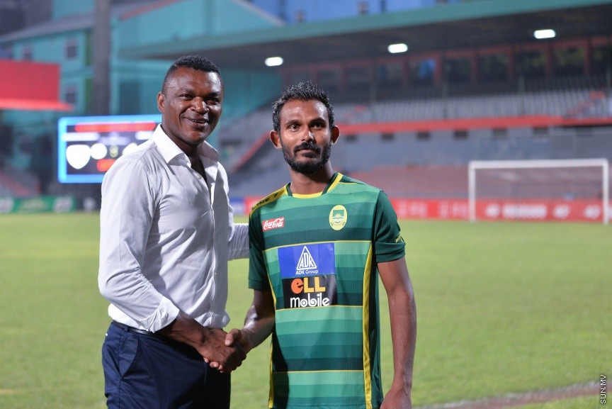 ދިވެހި ޕްރިމިއާ ލީގުގައި މާޒިޔާއާއި ދ. ކުޑަހުވަދޫ ބައްދަލުކުރި މެޗައްފަހު އަޑުބަރޭ މާސެލް ޑެސައިލީ އާއެކު ޕޮޓޯ އަކައްހުއްޓި --- ސަން ފޮޓޯ/ މުހައްމަދު އަފްރާހް