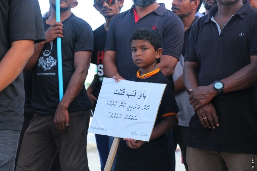މަރުހޫމް އަނަސްގެ އާއިލާގެ އިސްނެގުމުގެ މަތިން ރ.މީދޫގައި ބޭއްވި "އިންސާފުގެ ހިނގާލުން" : އާންމުކޮށް ރާއްޖޭގައި ބާއްވާ މުޒާހަރާތަކާއި ހިނގާލުންތަކާ ޚިލާފަށް، ތަފާތު މަންޒަރުތަކެއް އެ އެއްވުމުން ފެނިގެންދިޔަ. އެންމެންގެ މޫނުމަތިން ފެންނަމުންދިޔަ މަންޒަރުން ވެސް އަނަސް ފެންނަ ފަދަ. ރައްޔިތުން ނުކުމެދައްކައިދިން އެ ބަދަހި ގުޅުމުން ދައްކުވައި ދިނީ ރަށުގެ ކުދި ބޮޑު އެންމެން ވެސް ތިބީ އެ މައްޔިތާއާއެކުގަކަމެއެވެ----ސަން ފޮޓޯ/ ރަފްހާން