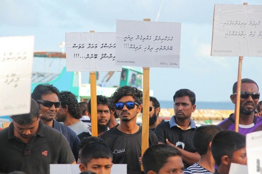 މަރުހޫމް އަނަސްގެ އާއިލާގެ އިސްނެގުމުގެ މަތިން ރ.މީދޫގައި ބޭއްވި "އިންސާފުގެ ހިނގާލުން" : އާންމުކޮށް ރާއްޖޭގައި ބާއްވާ މުޒާހަރާތަކާއި ހިނގާލުންތަކާ ޚިލާފަށް، ތަފާތު މަންޒަރުތަކެއް އެ އެއްވުމުން ފެނިގެންދިޔަ. އެންމެންގެ މޫނުމަތިން ފެންނަމުންދިޔަ މަންޒަރުން ވެސް އަނަސް ފެންނަ ފަދަ. ރައްޔިތުން ނުކުމެދައްކައިދިން އެ ބަދަހި ގުޅުމުން ދައްކުވައި ދިނީ ރަށުގެ ކުދި ބޮޑު އެންމެން ވެސް ތިބީ އެ މައްޔިތާއާއެކުގަކަމެއެވެ----ސަން ފޮޓޯ/ ރަފްހާން