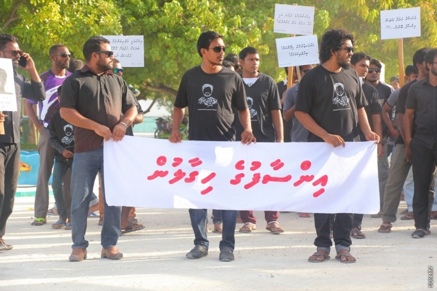 މަރުހޫމް އަނަސްގެ އާއިލާގެ އިސްނެގުމުގެ މަތިން ރ.މީދޫގައި ބޭއްވި "އިންސާފުގެ ހިނގާލުން" : އާންމުކޮށް ރާއްޖޭގައި ބާއްވާ މުޒާހަރާތަކާއި ހިނގާލުންތަކާ ޚިލާފަށް، ތަފާތު މަންޒަރުތަކެއް އެ އެއްވުމުން ފެނިގެންދިޔަ. އެންމެންގެ މޫނުމަތިން ފެންނަމުންދިޔަ މަންޒަރުން ވެސް އަނަސް ފެންނަ ފަދަ. ރައްޔިތުން ނުކުމެދައްކައިދިން އެ ބަދަހި ގުޅުމުން ދައްކުވައި ދިނީ ރަށުގެ ކުދި ބޮޑު އެންމެން ވެސް ތިބީ އެ މައްޔިތާއާއެކުގަކަމެއެވެ----ސަން ފޮޓޯ/ ރަފްހާން