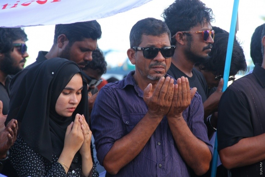 މަރުހޫމް އަނަސްގެ އާއިލާގެ އިސްނެގުމުގެ މަތިން ރ.މީދޫގައި ބޭއްވި "އިންސާފުގެ ހިނގާލުން" : އާންމުކޮށް ރާއްޖޭގައި ބާއްވާ މުޒާހަރާތަކާއި ހިނގާލުންތަކާ ޚިލާފަށް، ތަފާތު މަންޒަރުތަކެއް އެ އެއްވުމުން ފެނިގެންދިޔަ. އެންމެންގެ މޫނުމަތިން ފެންނަމުންދިޔަ މަންޒަރުން ވެސް އަނަސް ފެންނަ ފަދަ. ރައްޔިތުން ނުކުމެދައްކައިދިން އެ ބަދަހި ގުޅުމުން ދައްކުވައި ދިނީ ރަށުގެ ކުދި ބޮޑު އެންމެން ވެސް ތިބީ އެ މައްޔިތާއާއެކުގަކަމެއެވެ----ސަން ފޮޓޯ/ ރަފްހާން