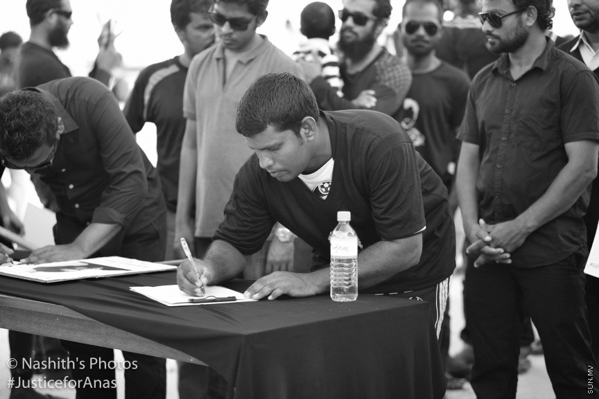 މަރުހޫމް އަނަސްގެ އާއިލާގެ އިސްނެގުމުގެ މަތިން ރ.މީދޫގައި ބޭއްވި އިންސާފުގެ ހިނގާލުމުގެ ތެރެއިން: އާންމުކޮށް ރާއްޖޭގައި ބާއްވާ މުޒާހަރާތަކާއި ހިނގާލުންތަކާ ޚިލާފަށް، ތަފާތު މަންޒަރުތަކެއް އެ އެއްވުމުން ފެނިގެންދިޔަ. އެންމެންގެ މޫނުމަތިން ފެންނަމުންދިޔަ މަންޒަރުން ވެސް އަނަސް ފެންނަ ފަދަ. ރައްޔިތުން ނުކުމެދައްކައިދިން އެ ބަދަހި ގުޅުމުން ދައްކުވައި ދިނީ ރަށުގެ ކުދި ބޮޑު އެންމެން ވެސް ތިބީ އެ މައްޔިތާއާއެކުގަކަން---- ފޮޓޯ/ ނާޝިތު