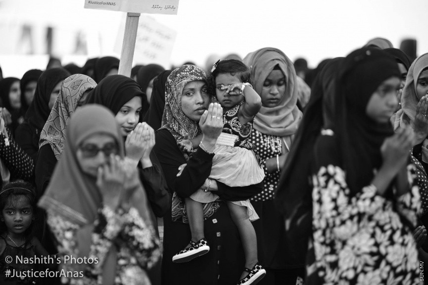 މަރުހޫމް އަނަސްގެ އާއިލާގެ އިސްނެގުމުގެ މަތިން ރ.މީދޫގައި ބޭއްވި އިންސާފުގެ ހިނގާލުމުގެ ތެރެއިން: އާންމުކޮށް ރާއްޖޭގައި ބާއްވާ މުޒާހަރާތަކާއި ހިނގާލުންތަކާ ޚިލާފަށް، ތަފާތު މަންޒަރުތަކެއް އެ އެއްވުމުން ފެނިގެންދިޔަ. އެންމެންގެ މޫނުމަތިން ފެންނަމުންދިޔަ މަންޒަރުން ވެސް އަނަސް ފެންނަ ފަދަ. ރައްޔިތުން ނުކުމެދައްކައިދިން އެ ބަދަހި ގުޅުމުން ދައްކުވައި ދިނީ ރަށުގެ ކުދި ބޮޑު އެންމެން ވެސް ތިބީ އެ މައްޔިތާއާއެކުގަކަން---- ފޮޓޯ/ ނާޝިތު