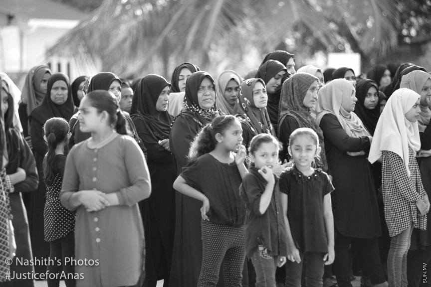 މަރުހޫމް އަނަސްގެ އާއިލާގެ އިސްނެގުމުގެ މަތިން ރ.މީދޫގައި ބޭއްވި އިންސާފުގެ ހިނގާލުމުގެ ތެރެއިން: އާންމުކޮށް ރާއްޖޭގައި ބާއްވާ މުޒާހަރާތަކާއި ހިނގާލުންތަކާ ޚިލާފަށް، ތަފާތު މަންޒަރުތަކެއް އެ އެއްވުމުން ފެނިގެންދިޔަ. އެންމެންގެ މޫނުމަތިން ފެންނަމުންދިޔަ މަންޒަރުން ވެސް އަނަސް ފެންނަ ފަދަ. ރައްޔިތުން ނުކުމެދައްކައިދިން އެ ބަދަހި ގުޅުމުން ދައްކުވައި ދިނީ ރަށުގެ ކުދި ބޮޑު އެންމެން ވެސް ތިބީ އެ މައްޔިތާއާއެކުގަކަން---- ފޮޓޯ/ ނާޝިތު
