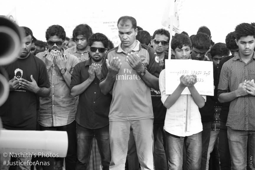 މަރުހޫމް އަނަސްގެ އާއިލާގެ އިސްނެގުމުގެ މަތިން ރ.މީދޫގައި ބޭއްވި އިންސާފުގެ ހިނގާލުމުގެ ތެރެއިން: އާންމުކޮށް ރާއްޖޭގައި ބާއްވާ މުޒާހަރާތަކާއި ހިނގާލުންތަކާ ޚިލާފަށް، ތަފާތު މަންޒަރުތަކެއް އެ އެއްވުމުން ފެނިގެންދިޔަ. އެންމެންގެ މޫނުމަތިން ފެންނަމުންދިޔަ މަންޒަރުން ވެސް އަނަސް ފެންނަ ފަދަ. ރައްޔިތުން ނުކުމެދައްކައިދިން އެ ބަދަހި ގުޅުމުން ދައްކުވައި ދިނީ ރަށުގެ ކުދި ބޮޑު އެންމެން ވެސް ތިބީ އެ މައްޔިތާއާއެކުގަކަން---- ފޮޓޯ/ ނާޝިތު