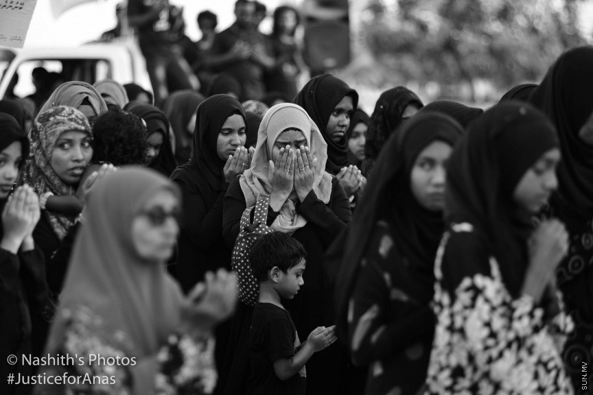 މަރުހޫމް އަނަސްގެ އާއިލާގެ އިސްނެގުމުގެ މަތިން ރ.މީދޫގައި ބޭއްވި އިންސާފުގެ ހިނގާލުމުގެ ތެރެއިން: އާންމުކޮށް ރާއްޖޭގައި ބާއްވާ މުޒާހަރާތަކާއި ހިނގާލުންތަކާ ޚިލާފަށް، ތަފާތު މަންޒަރުތަކެއް އެ އެއްވުމުން ފެނިގެންދިޔަ. އެންމެންގެ މޫނުމަތިން ފެންނަމުންދިޔަ މަންޒަރުން ވެސް އަނަސް ފެންނަ ފަދަ. ރައްޔިތުން ނުކުމެދައްކައިދިން އެ ބަދަހި ގުޅުމުން ދައްކުވައި ދިނީ ރަށުގެ ކުދި ބޮޑު އެންމެން ވެސް ތިބީ އެ މައްޔިތާއާއެކުގަކަން---- ފޮޓޯ/ ނާޝިތު