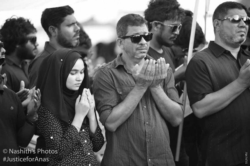 މަރުހޫމް އަނަސްގެ އާއިލާގެ އިސްނެގުމުގެ މަތިން ރ.މީދޫގައި ބޭއްވި އިންސާފުގެ ހިނގާލުމުގައި އަނަސްގެ ބައްޕް އަދި އަންހެން ކޮއްކޮ : އާންމުކޮށް ރާއްޖޭގައި ބާއްވާ މުޒާހަރާތަކާއި ހިނގާލުންތަކާ ޚިލާފަށް، ތަފާތު މަންޒަރުތަކެއް އެ އެއްވުމުން ފެނިގެންދިޔަ. އެންމެންގެ މޫނުމަތިން ފެންނަމުންދިޔަ މަންޒަރުން ވެސް އަނަސް ފެންނަ ފަދަ. ރައްޔިތުން ނުކުމެދައްކައިދިން އެ ބަދަހި ގުޅުމުން ދައްކުވައި ދިނީ ރަށުގެ ކުދި ބޮޑު އެންމެން ވެސް ތިބީ އެ މައްޔިތާއާއެކުގަކަމެއެވެ---- ފޮޓޯ/ ނާޝިތު