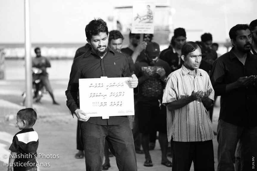 މަރުހޫމް އަނަސްގެ އާއިލާގެ އިސްނެގުމުގެ މަތިން ރ.މީދޫގައި ބޭއްވި އިންސާފުގެ ހިނގާލުމުގެ ތެރެއިން: އާންމުކޮށް ރާއްޖޭގައި ބާއްވާ މުޒާހަރާތަކާއި ހިނގާލުންތަކާ ޚިލާފަށް، ތަފާތު މަންޒަރުތަކެއް އެ އެއްވުމުން ފެނިގެންދިޔަ. އެންމެންގެ މޫނުމަތިން ފެންނަމުންދިޔަ މަންޒަރުން ވެސް އަނަސް ފެންނަ ފަދަ. ރައްޔިތުން ނުކުމެދައްކައިދިން އެ ބަދަހި ގުޅުމުން ދައްކުވައި ދިނީ ރަށުގެ ކުދި ބޮޑު އެންމެން ވެސް ތިބީ އެ މައްޔިތާއާއެކުގަކަން---- ފޮޓޯ/ ނާޝިތު