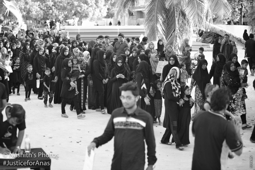 މަރުހޫމް އަނަސްގެ އާއިލާގެ އިސްނެގުމުގެ މަތިން ރ.މީދޫގައި ބޭއްވި އިންސާފުގެ ހިނގާލުމުގެ ތެރެއިން: އާންމުކޮށް ރާއްޖޭގައި ބާއްވާ މުޒާހަރާތަކާއި ހިނގާލުންތަކާ ޚިލާފަށް، ތަފާތު މަންޒަރުތަކެއް އެ އެއްވުމުން ފެނިގެންދިޔަ. އެންމެންގެ މޫނުމަތިން ފެންނަމުންދިޔަ މަންޒަރުން ވެސް އަނަސް ފެންނަ ފަދަ. ރައްޔިތުން ނުކުމެދައްކައިދިން އެ ބަދަހި ގުޅުމުން ދައްކުވައި ދިނީ ރަށުގެ ކުދި ބޮޑު އެންމެން ވެސް ތިބީ އެ މައްޔިތާއާއެކުގަކަން---- ފޮޓޯ/ ނާޝިތު