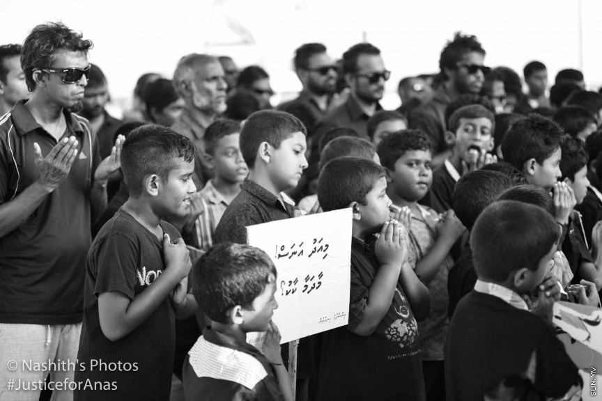 މަރުހޫމް އަނަސްގެ އާއިލާގެ އިސްނެގުމުގެ މަތިން ރ.މީދޫގައި ބޭއްވި އިންސާފުގެ ހިނގާލުމުގެ ތެރެއިން: އާންމުކޮށް ރާއްޖޭގައި ބާއްވާ މުޒާހަރާތަކާއި ހިނގާލުންތަކާ ޚިލާފަށް، ތަފާތު މަންޒަރުތަކެއް އެ އެއްވުމުން ފެނިގެންދިޔަ. އެންމެންގެ މޫނުމަތިން ފެންނަމުންދިޔަ މަންޒަރުން ވެސް އަނަސް ފެންނަ ފަދަ. ރައްޔިތުން ނުކުމެދައްކައިދިން އެ ބަދަހި ގުޅުމުން ދައްކުވައި ދިނީ ރަށުގެ ކުދި ބޮޑު އެންމެން ވެސް ތިބީ އެ މައްޔިތާއާއެކުގަކަން---- ފޮޓޯ/ ނާޝިތު