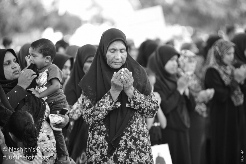 މަރުހޫމް އަނަސްގެ އާއިލާގެ އިސްނެގުމުގެ މަތިން ރ.މީދޫގައި ބޭއްވި އިންސާފުގެ ހިނގާލުމުގެ ތެރެއިން: އާންމުކޮށް ރާއްޖޭގައި ބާއްވާ މުޒާހަރާތަކާއި ހިނގާލުންތަކާ ޚިލާފަށް، ތަފާތު މަންޒަރުތަކެއް އެ އެއްވުމުން ފެނިގެންދިޔަ. އެންމެންގެ މޫނުމަތިން ފެންނަމުންދިޔަ މަންޒަރުން ވެސް އަނަސް ފެންނަ ފަދަ. ރައްޔިތުން ނުކުމެދައްކައިދިން އެ ބަދަހި ގުޅުމުން ދައްކުވައި ދިނީ ރަށުގެ ކުދި ބޮޑު އެންމެން ވެސް ތިބީ އެ މައްޔިތާއާއެކުގަކަން---- ފޮޓޯ/ ނާޝިތު