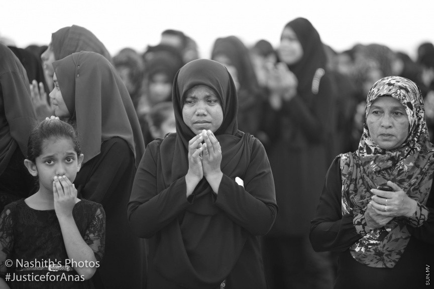 މަރުހޫމް އަނަސްގެ އާއިލާގެ އިސްނެގުމުގެ މަތިން ރ.މީދޫގައި ބޭއްވި އިންސާފުގެ ހިނގާލުމުގެ ތެރެއިން: އާންމުކޮށް ރާއްޖޭގައި ބާއްވާ މުޒާހަރާތަކާއި ހިނގާލުންތަކާ ޚިލާފަށް، ތަފާތު މަންޒަރުތަކެއް އެ އެއްވުމުން ފެނިގެންދިޔަ. އެންމެންގެ މޫނުމަތިން ފެންނަމުންދިޔަ މަންޒަރުން ވެސް އަނަސް ފެންނަ ފަދަ. ރައްޔިތުން ނުކުމެދައްކައިދިން އެ ބަދަހި ގުޅުމުން ދައްކުވައި ދިނީ ރަށުގެ ކުދި ބޮޑު އެންމެން ވެސް ތިބީ އެ މައްޔިތާއާއެކުގަކަން---- ފޮޓޯ/ ނާޝިތު
