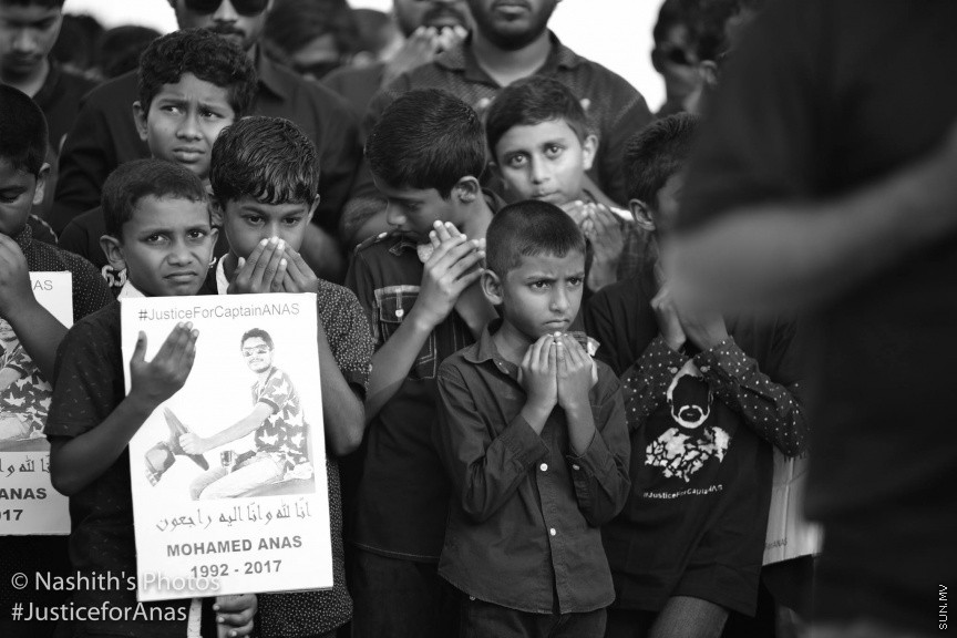 މަރުހޫމް އަނަސްގެ އާއިލާގެ އިސްނެގުމުގެ މަތިން ރ.މީދޫގައި ބޭއްވި އިންސާފުގެ ހިނގާލުމުގެ ތެރެއިން: އާންމުކޮށް ރާއްޖޭގައި ބާއްވާ މުޒާހަރާތަކާއި ހިނގާލުންތަކާ ޚިލާފަށް، ތަފާތު މަންޒަރުތަކެއް އެ އެއްވުމުން ފެނިގެންދިޔަ. އެންމެންގެ މޫނުމަތިން ފެންނަމުންދިޔަ މަންޒަރުން ވެސް އަނަސް ފެންނަ ފަދަ. ރައްޔިތުން ނުކުމެދައްކައިދިން އެ ބަދަހި ގުޅުމުން ދައްކުވައި ދިނީ ރަށުގެ ކުދި ބޮޑު އެންމެން ވެސް ތިބީ އެ މައްޔިތާއާއެކުގަކަން---- ފޮޓޯ/ ނާޝިތު