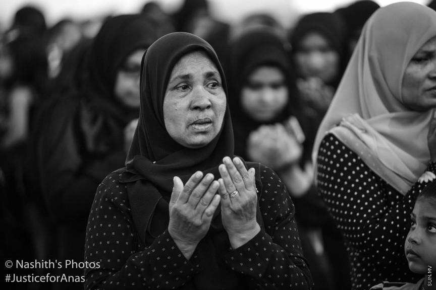 މަރުހޫމް އަނަސްގެ އާއިލާގެ އިސްނެގުމުގެ މަތިން ރ.މީދޫގައި ބޭއްވި އިންސާފުގެ ހިނގާލުމުގެ ތެރެއިން: އާންމުކޮށް ރާއްޖޭގައި ބާއްވާ މުޒާހަރާތަކާއި ހިނގާލުންތަކާ ޚިލާފަށް، ތަފާތު މަންޒަރުތަކެއް އެ އެއްވުމުން ފެނިގެންދިޔަ. އެންމެންގެ މޫނުމަތިން ފެންނަމުންދިޔަ މަންޒަރުން ވެސް އަނަސް ފެންނަ ފަދަ. ރައްޔިތުން ނުކުމެދައްކައިދިން އެ ބަދަހި ގުޅުމުން ދައްކުވައި ދިނީ ރަށުގެ ކުދި ބޮޑު އެންމެން ވެސް ތިބީ އެ މައްޔިތާއާއެކުގަކަން---- ފޮޓޯ/ ނާޝިތު