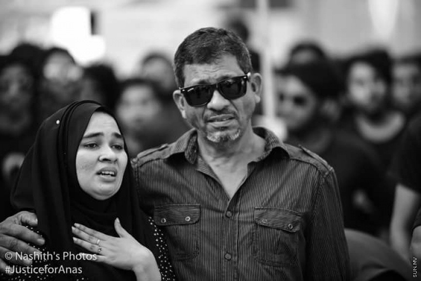މަރުހޫމް އަނަސްގެ އާއިލާގެ އިސްނެގުމުގެ މަތިން ރ.މީދޫގައި ބޭއްވި އިންސާފުގެ ހިނގާލުމުގައި އަނަސްގެ ބައްޕަ އަދި އަންހެން ކޮއްކޮ :އާންމުކޮށް ރާއްޖޭގައި ބާއްވާ މުޒާހަރާތަކާއި ހިނގާލުންތަކާ ޚިލާފަށް، ތަފާތު މަންޒަރުތަކެއް އެ އެއްވުމުން ފެނިގެންދިޔަ. އެންމެންގެ މޫނުމަތިން ފެންނަމުންދިޔަ މަންޒަރުން ވެސް އަނަސް ފެންނަ ފަދަ. ރައްޔިތުން ނުކުމެދައްކައިދިން އެ ބަދަހި ގުޅުމުން ދައްކުވައި ދިނީ ރަށުގެ ކުދި ބޮޑު އެންމެން ވެސް ތިބީ އެ މައްޔިތާއާއެކުގަކަން---- ފޮޓޯ/ ނާޝިތު