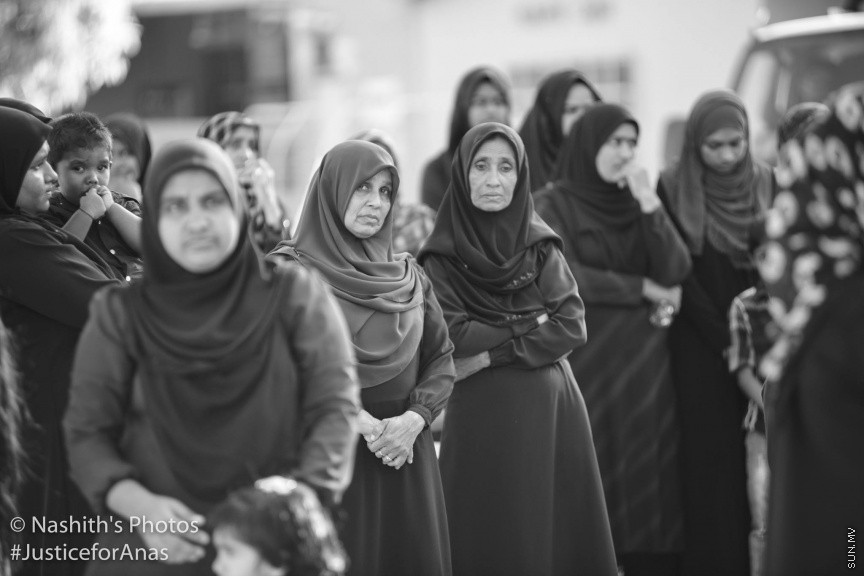މަރުހޫމް އަނަސްގެ އާއިލާގެ އިސްނެގުމުގެ މަތިން ރ.މީދޫގައި ބޭއްވި އިންސާފުގެ ހިނގާލުމުގެ ތެރެއިން: އާންމުކޮށް ރާއްޖޭގައި ބާއްވާ މުޒާހަރާތަކާއި ހިނގާލުންތަކާ ޚިލާފަށް، ތަފާތު މަންޒަރުތަކެއް އެ އެއްވުމުން ފެނިގެންދިޔަ. އެންމެންގެ މޫނުމަތިން ފެންނަމުންދިޔަ މަންޒަރުން ވެސް އަނަސް ފެންނަ ފަދަ. ރައްޔިތުން ނުކުމެދައްކައިދިން އެ ބަދަހި ގުޅުމުން ދައްކުވައި ދިނީ ރަށުގެ ކުދި ބޮޑު އެންމެން ވެސް ތިބީ އެ މައްޔިތާއާއެކުގަކަން---- ފޮޓޯ/ ނާޝިތު