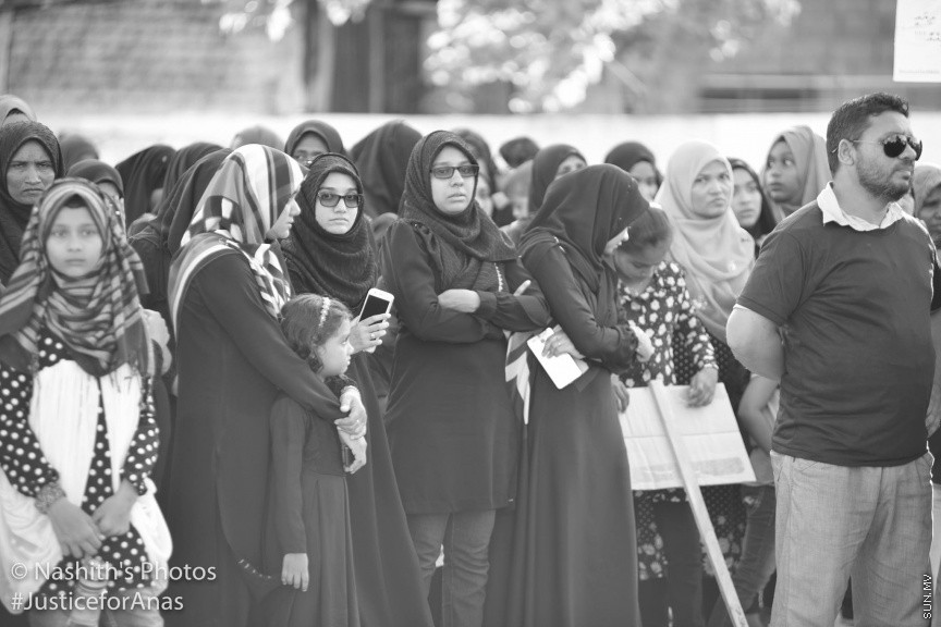 މަރުހޫމް އަނަސްގެ އާއިލާގެ އިސްނެގުމުގެ މަތިން ރ.މީދޫގައި ބޭއްވި އިންސާފުގެ ހިނގާލުމުގެ ތެރެއިން: އާންމުކޮށް ރާއްޖޭގައި ބާއްވާ މުޒާހަރާތަކާއި ހިނގާލުންތަކާ ޚިލާފަށް، ތަފާތު މަންޒަރުތަކެއް އެ އެއްވުމުން ފެނިގެންދިޔަ. އެންމެންގެ މޫނުމަތިން ފެންނަމުންދިޔަ މަންޒަރުން ވެސް އަނަސް ފެންނަ ފަދަ. ރައްޔިތުން ނުކުމެދައްކައިދިން އެ ބަދަހި ގުޅުމުން ދައްކުވައި ދިނީ ރަށުގެ ކުދި ބޮޑު އެންމެން ވެސް ތިބީ އެ މައްޔިތާއާއެކުގަކަން---- ފޮޓޯ/ ނާޝިތު