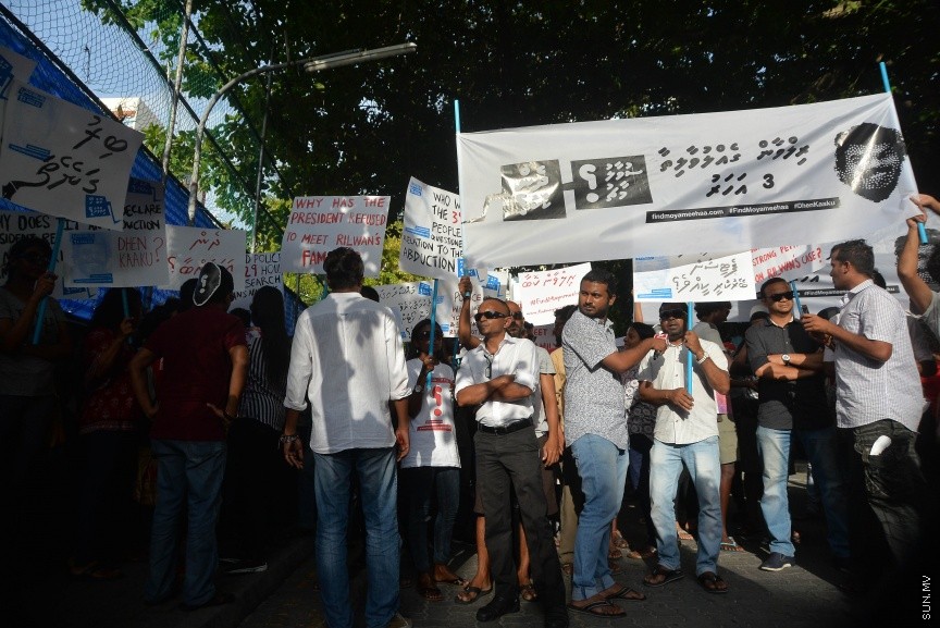 8 އޮގަސްޓު 2017:  ގެއްލުވާލާފައިވާ މިނިވަން ނޫހުގެ ނޫސްވެރިޔާ އަހުމަދު ރިލްވާން ގެއްލުނުތާ މިއަދަށް 3 އަހަރު ފުރުން ފާހަގަ ކުރުމުގެ ގޮތުން ރިލްވާން ގެ އާއިލާ އާއި ރަހްމްތެރިން ބޭއްވި ހިނގާލުމުގެ ތެރެއިން: އެއްވެއުޅުމުގެ ގާނޫނާ ހިލާފަށް ކަމަށްބުނެ ފުލުހުން ވަނީ މި ހިނގާލުން ހުއްޓުވާފަ----ސަން ފޮޓޯ/ މުހައްމަދު އަފްރާހް 